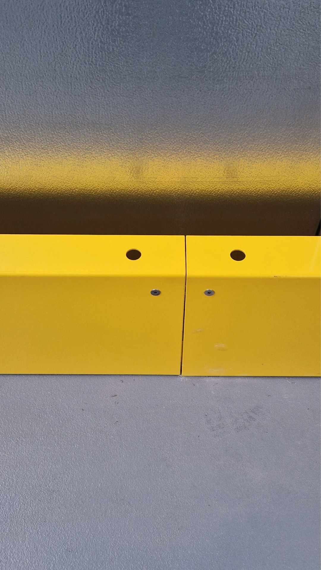 Rammschutzplanke, Leitplanke mit Eckrammschutz und Abweiserrolle in gelb/schwarz