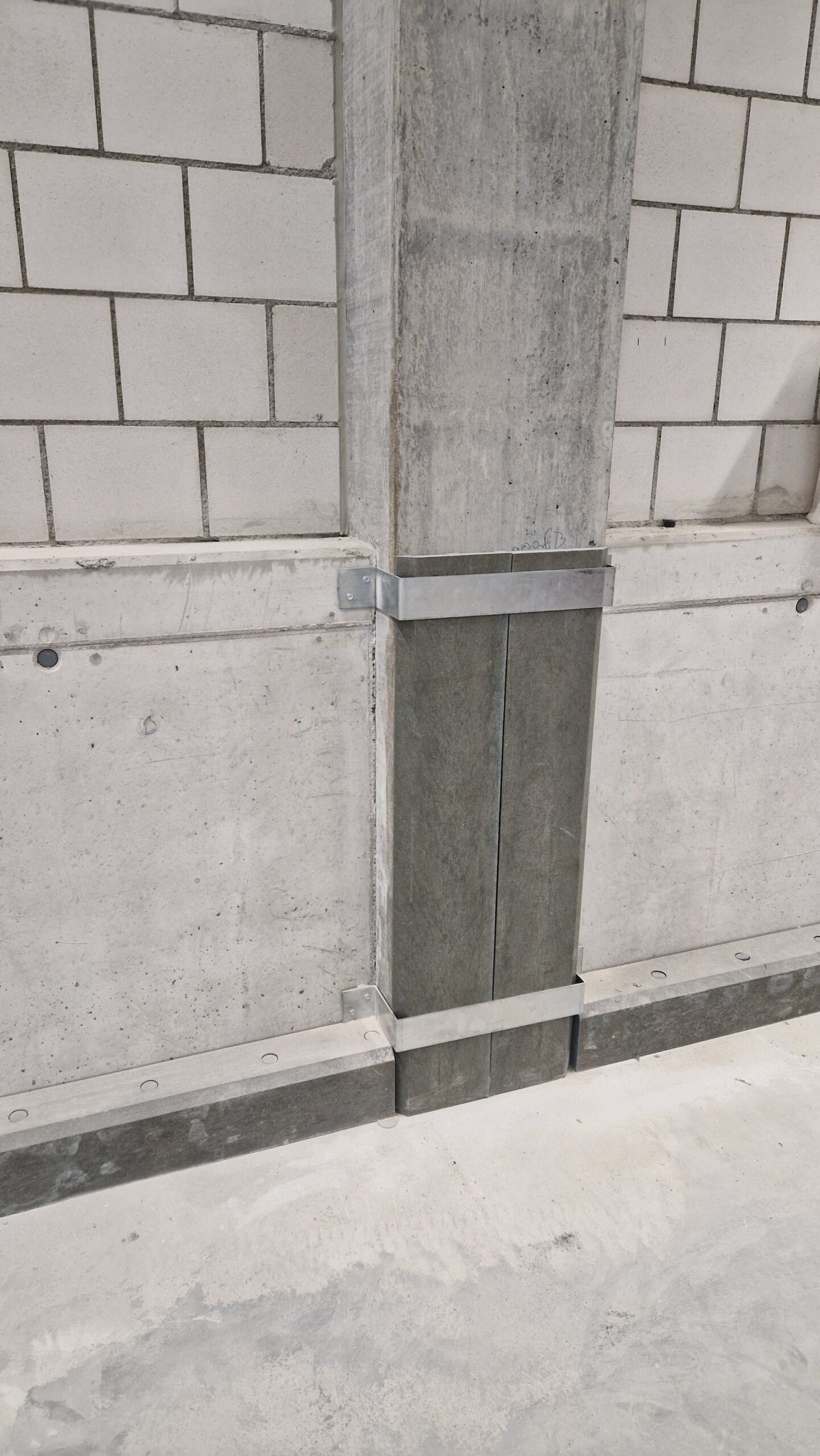 Schrammschutz-an-halber-Betonsäule-mit-Stahlspange Schrammschutz-an-halber-Betonsäule-mit-Stahlspange