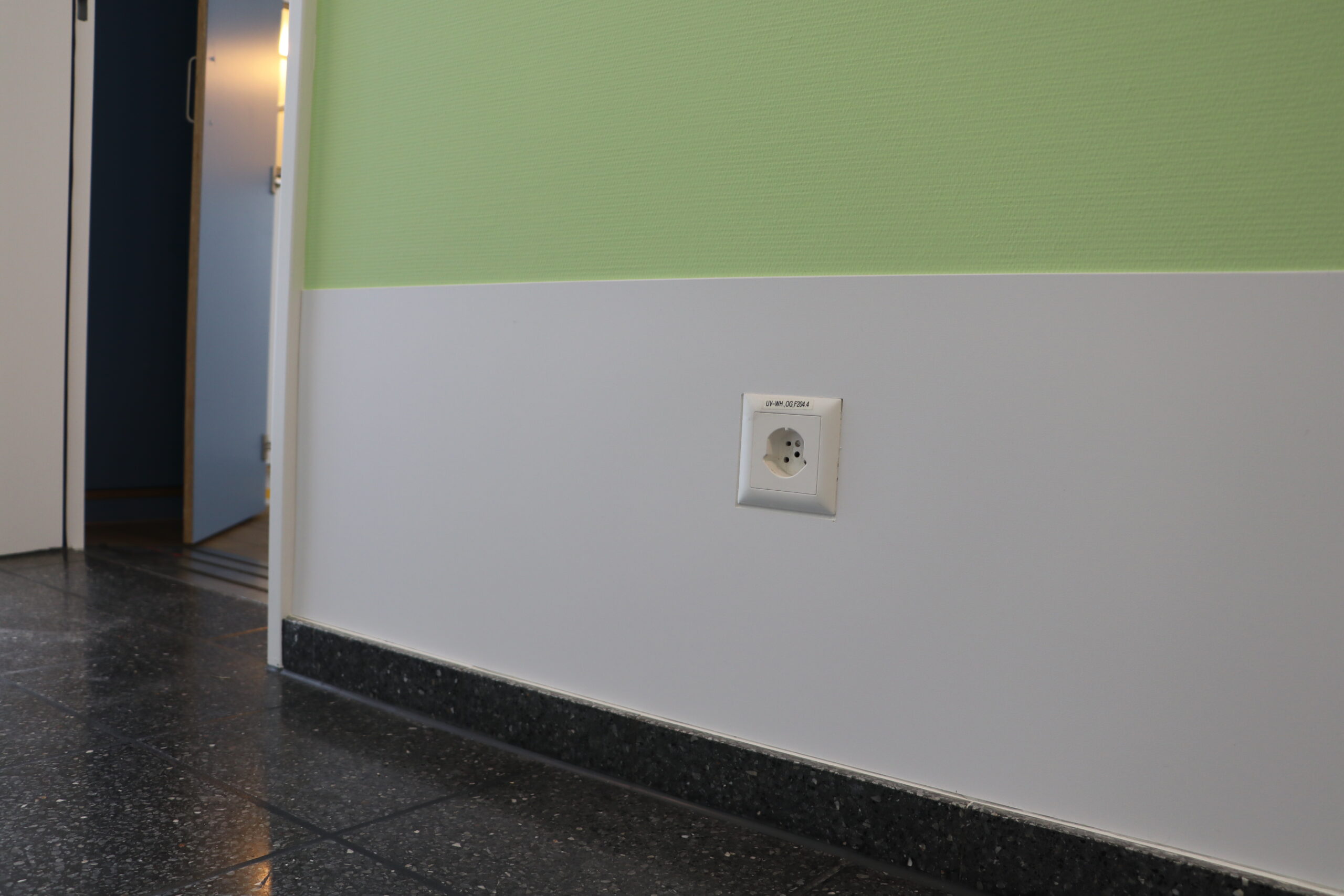 Schrammschutz mit ACROLEN MED Wandplatten im unteren Wandbereich.