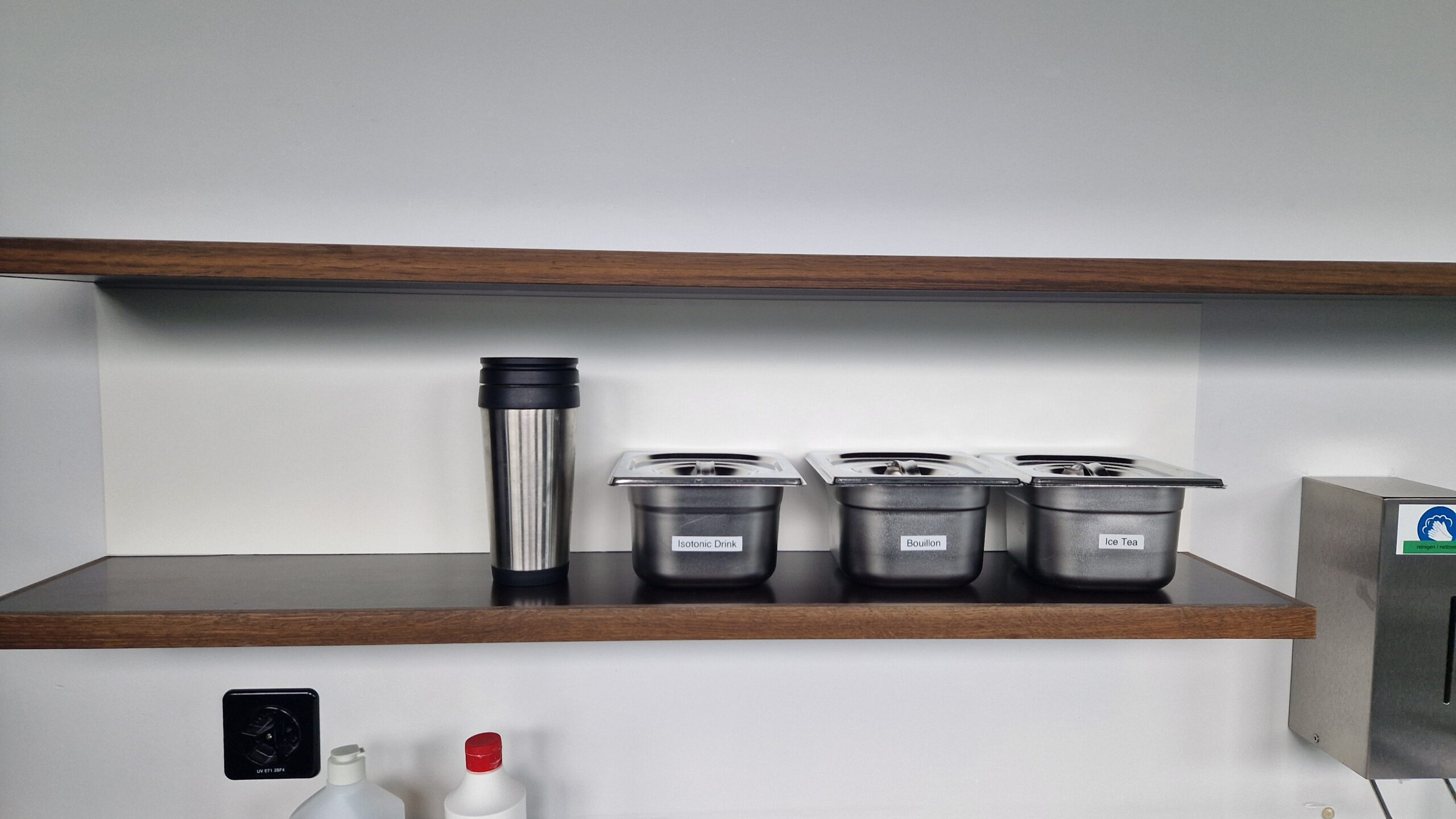 Wandschutzplatte als Schmutzschutz im Regal