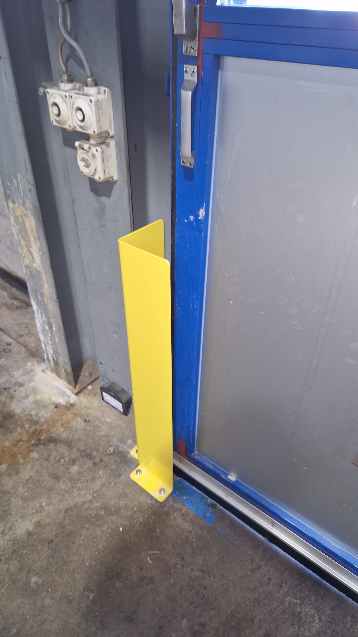 Stahlwinkel-80cm hoch-6mm stahl Stahleckschutzwinkel aus 6mm Stahl. Schutz für Einlaufprofil an Schiebetor. Höhe 800mm.