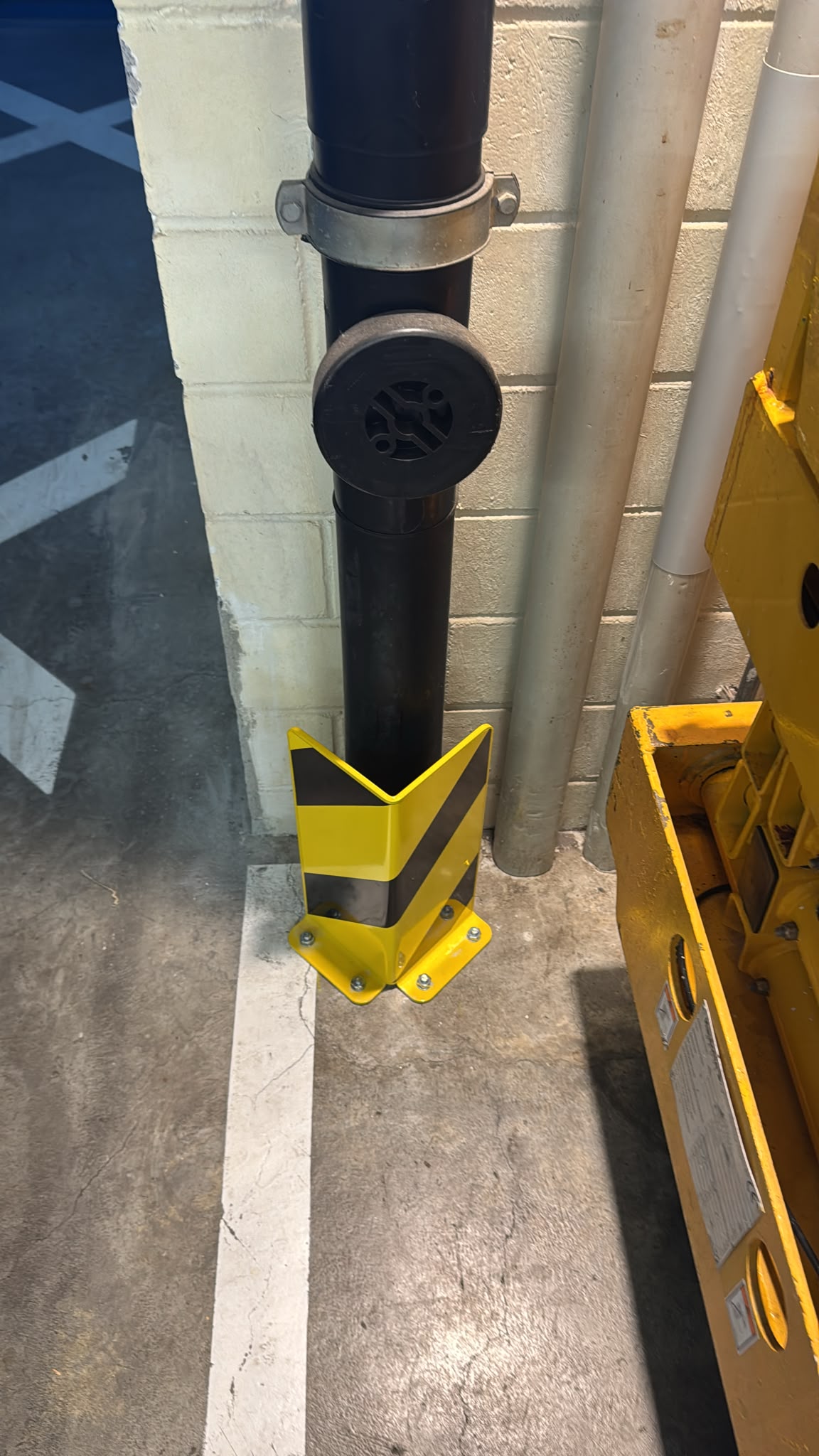 stahlwinkel-fallleitung Stahlwinkel aus 6mm Gütestahl als Anfahrschutz vor Fallleitung.